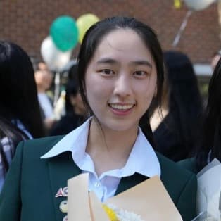 Profile photo of Tanya, tutor offering online and in-person lessons at KIS Academics