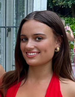 Sophie, tutor offering online and in-person lessons at KIS Academics