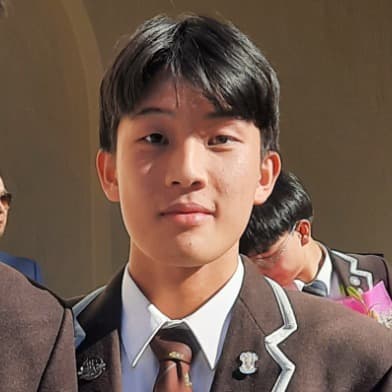 Profile photo of Alex, tutor offering online and in-person lessons at KIS Academics