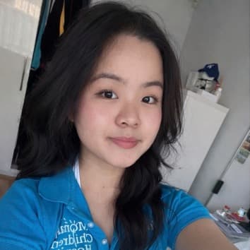 Profile photo of Helena, tutor offering online and in-person lessons at KIS Academics