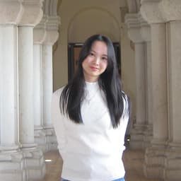 Sophie, tutor offering online and in-person lessons at KIS Academics