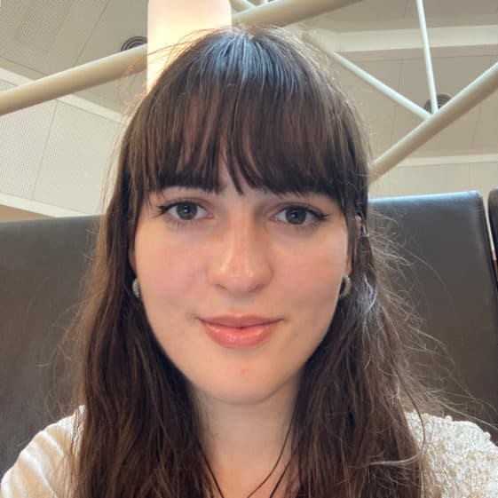 Profile photo of Helena, tutor offering online and in-person lessons at KIS Academics