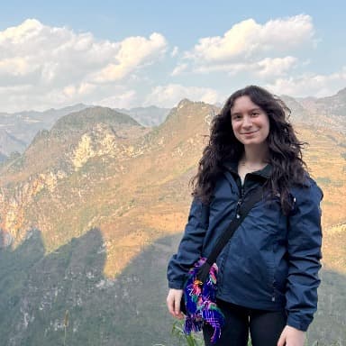 Madeleine, tutor offering online and in-person lessons at KIS Academics