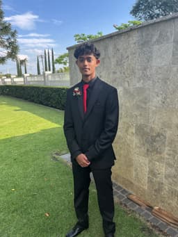 Omar, tutor offering online and in-person lessons at KIS Academics