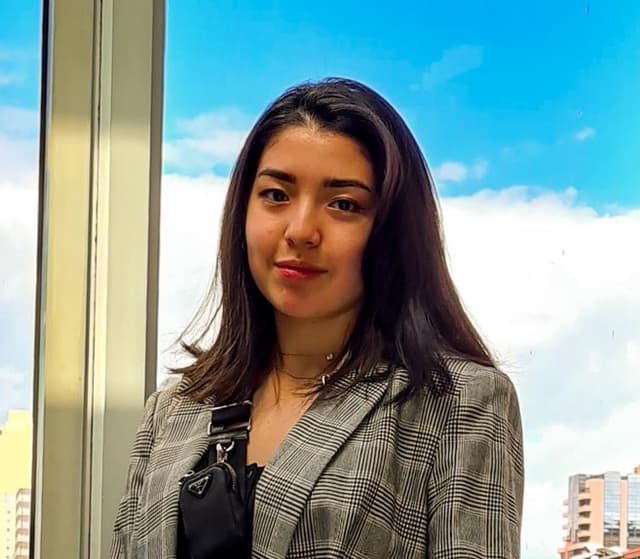 Profile photo of Isabelle, tutor offering online and in-person lessons at KIS Academics