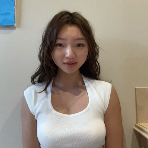 Profile photo of Alice, tutor offering online and in-person lessons at KIS Academics