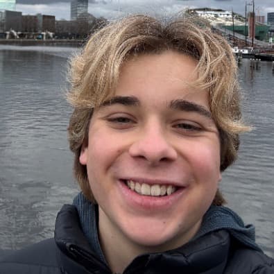 Profile photo of Thomas, tutor offering online and in-person lessons at KIS Academics