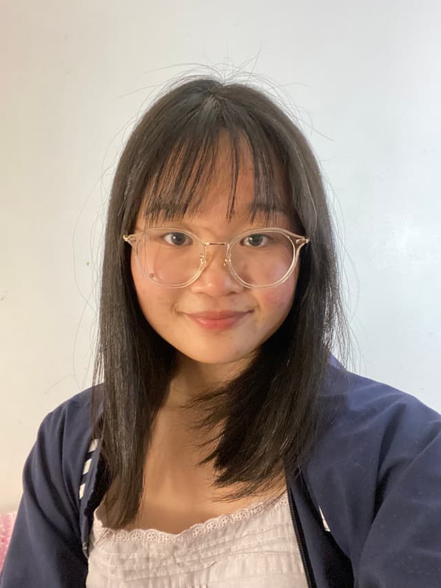 Profile photo of Sera, tutor offering online and in-person lessons at KIS Academics