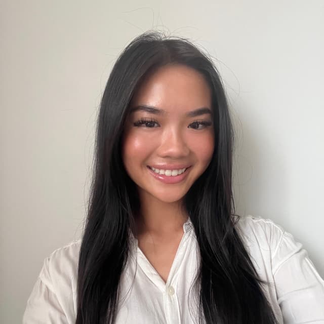 Profile photo of Cindy, tutor offering online and in-person lessons at KIS Academics