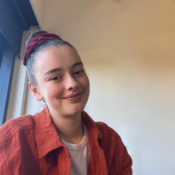 Profile photo of Ruby, tutor offering online and in-person lessons at KIS Academics