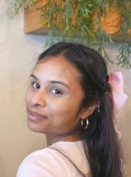 Sineka, tutor offering online and in-person lessons at KIS Academics