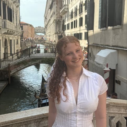 Profile photo of Alessia, tutor offering online and in-person lessons at KIS Academics