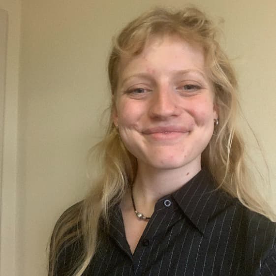 Zoé, tutor offering online and in-person lessons at KIS Academics