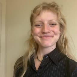 Zoé, tutor offering online and in-person lessons at KIS Academics