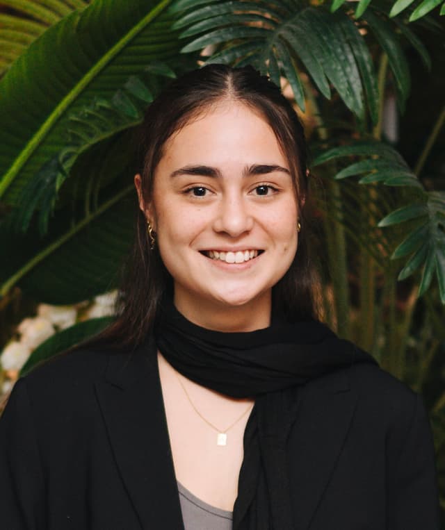 Profile photo of Lauren, tutor offering online and in-person lessons at KIS Academics