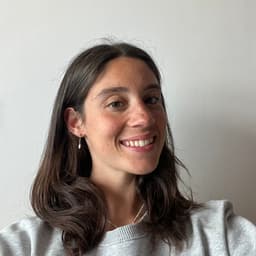 Julia, tutor offering online and in-person lessons at KIS Academics