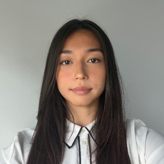 Profile photo of Emily, tutor offering online and in-person lessons at KIS Academics