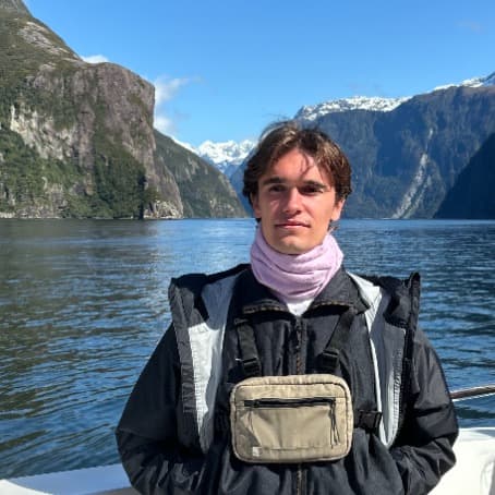 Profile photo of Riley, tutor offering online and in-person lessons at KIS Academics