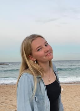 Sarah, tutor offering online and in-person lessons at KIS Academics