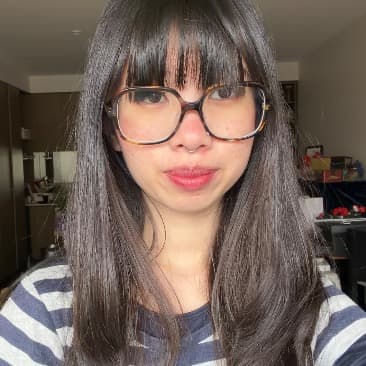 Profile photo of Andrea, tutor offering online and in-person lessons at KIS Academics