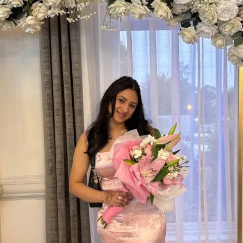 Profile photo of Sia, tutor offering online and in-person lessons at KIS Academics