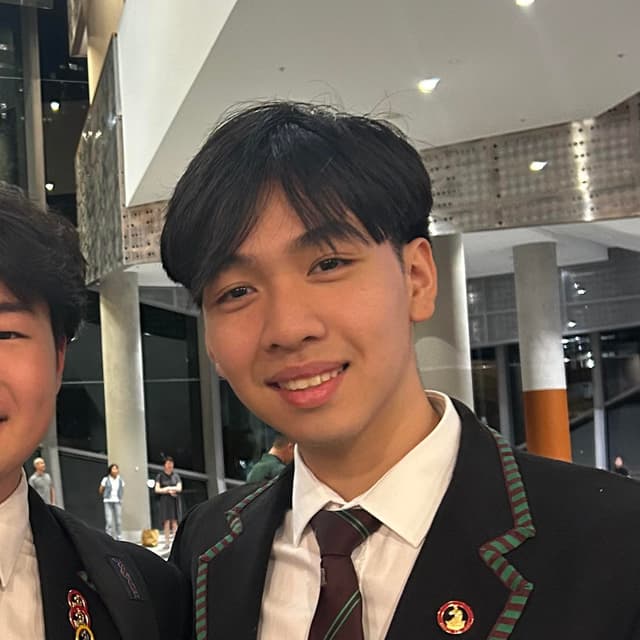 Profile photo of Ivan, tutor offering online and in-person lessons at KIS Academics