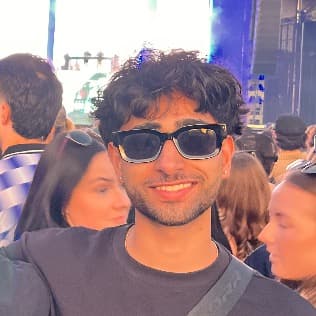 Profile photo of Yash, tutor offering online and in-person lessons at KIS Academics