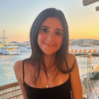 Profile photo of Mia, tutor offering online and in-person lessons at KIS Academics