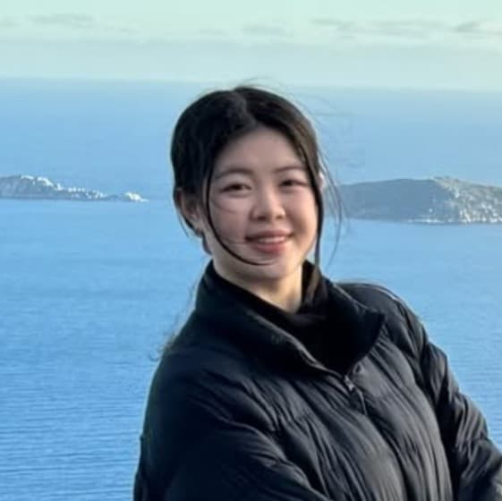 Jasmin, tutor offering online and in-person lessons at KIS Academics