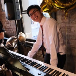 Oscar, tutor offering online and in-person lessons at KIS Academics