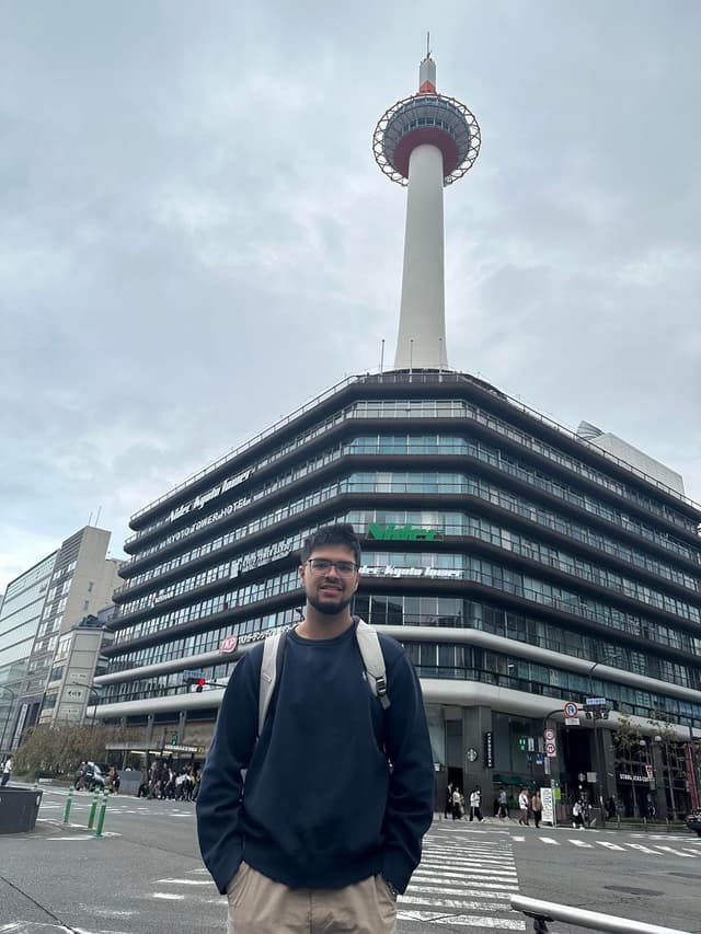 Profile photo of Shreyas, tutor offering online and in-person lessons at KIS Academics