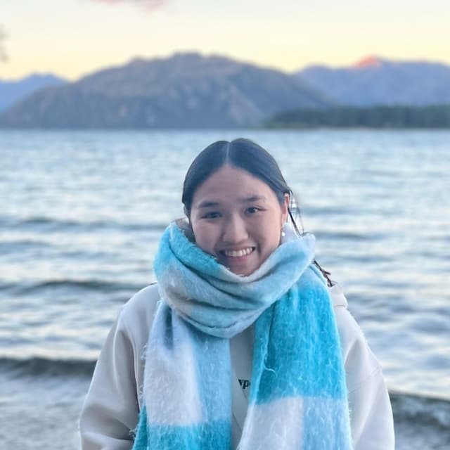 Profile photo of Sarah, tutor offering online and in-person lessons at KIS Academics