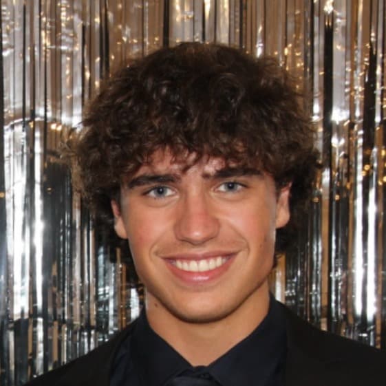 Profile photo of Alexander, tutor offering online and in-person lessons at KIS Academics