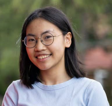 Profile photo of Elaine, tutor offering online and in-person lessons at KIS Academics