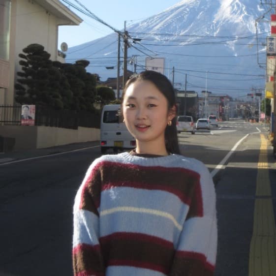 Profile photo of Anna, tutor offering online and in-person lessons at KIS Academics